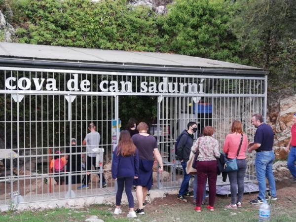 UN DIA AMB ELS ANCESTRES!. Visita a la Cova de Can Sadurní 