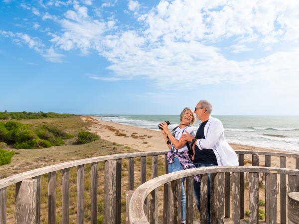 La platja i l'oci, principals activitats dels turistes al Baix Llobregat