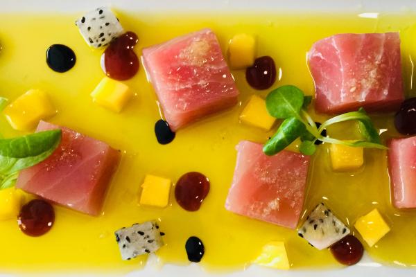 sashimi de atún, pitahaya y Mango.jpg