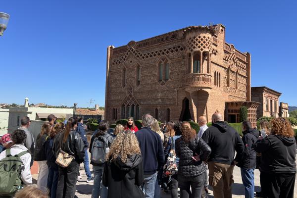 Els Punts d'Informació del Baix Llobregat visiten la Colònia Güell i la Cripta Gaudí