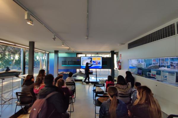 L'equip del Consorci de Turisme participa en la Jornada de neteja de platja del Prat