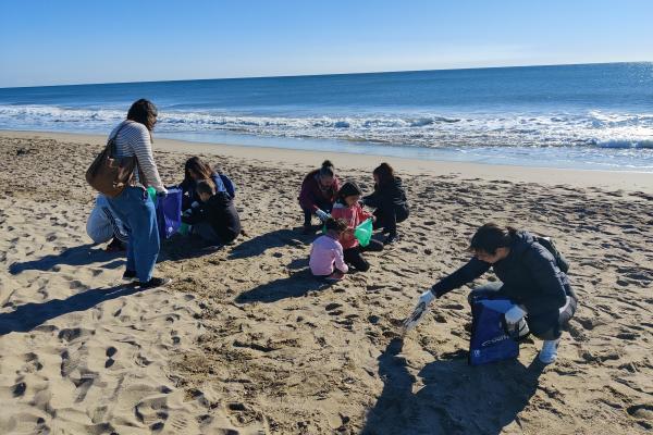 L'equip del Consorci de Turisme participa en la Jornada de neteja de platja del Prat