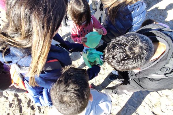 L'equip del Consorci de Turisme participa en la Jornada de neteja de platja del Prat