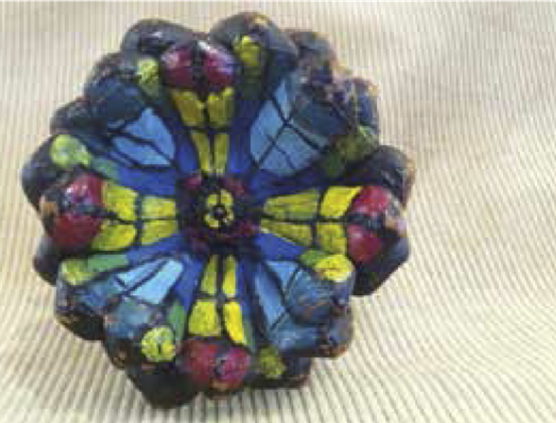 Taller de pintar pinyes i visita guiada a la cripta