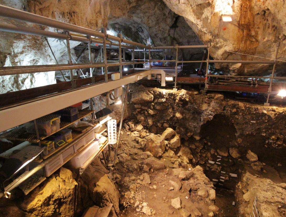 Cova de Can Sadurní, jaciment prehistòric